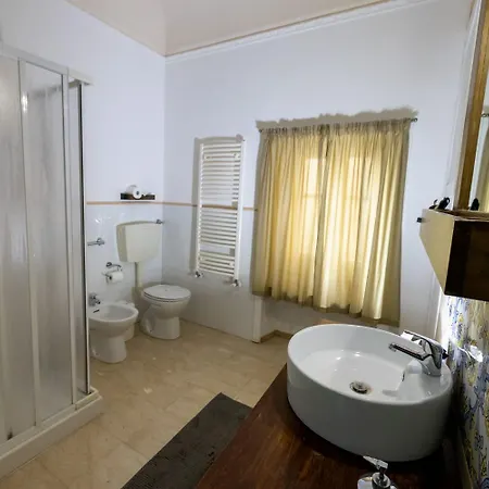 לינה וארוחת בוקר Domus אנה